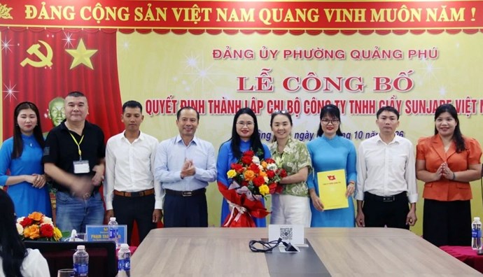 Lễ công bố quyết định thành lập Chi bộ Công ty TNHH Giầy Sunjade Việt Nam. Ảnh: Công đoàn công ty cung cấp (chụp ngày 8.10.2026)