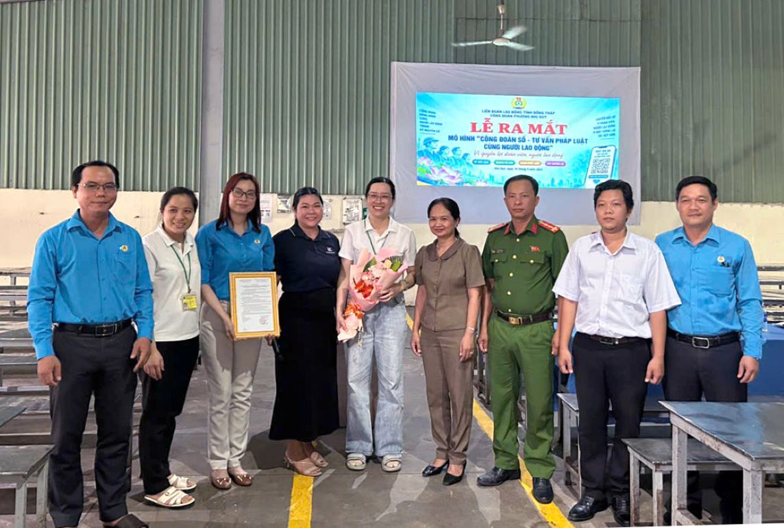LĐLĐ tỉnh Đồng Tháp tham gia hỗ trợ Công đoàn cơ sở xã Nhị Quý ra mắt các mô hình Công đoàn số - tư vấn pháp luật cùng người lao động. Ảnh: LĐLĐ tỉnh Đồng Tháp