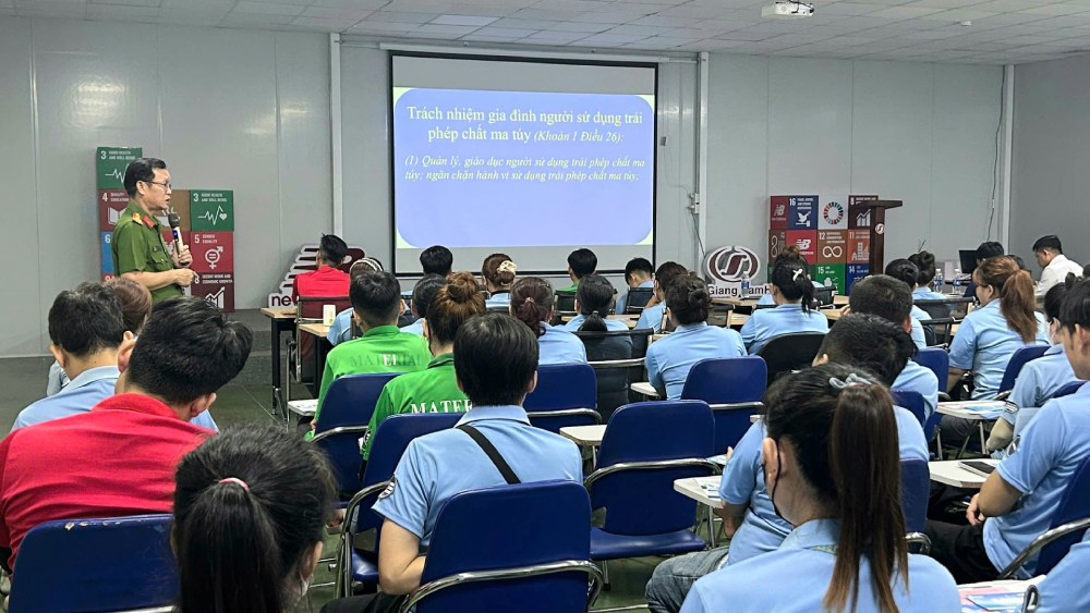 Công an tỉnh hướng dẫn cách nhận diện nguy cơ, chủ động phòng ngừa ma túy cho công nhân lao động. Ảnh: Cẩm Tú