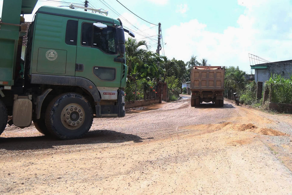 Vehicles carrying construction materials for the Phu Cat airport ...