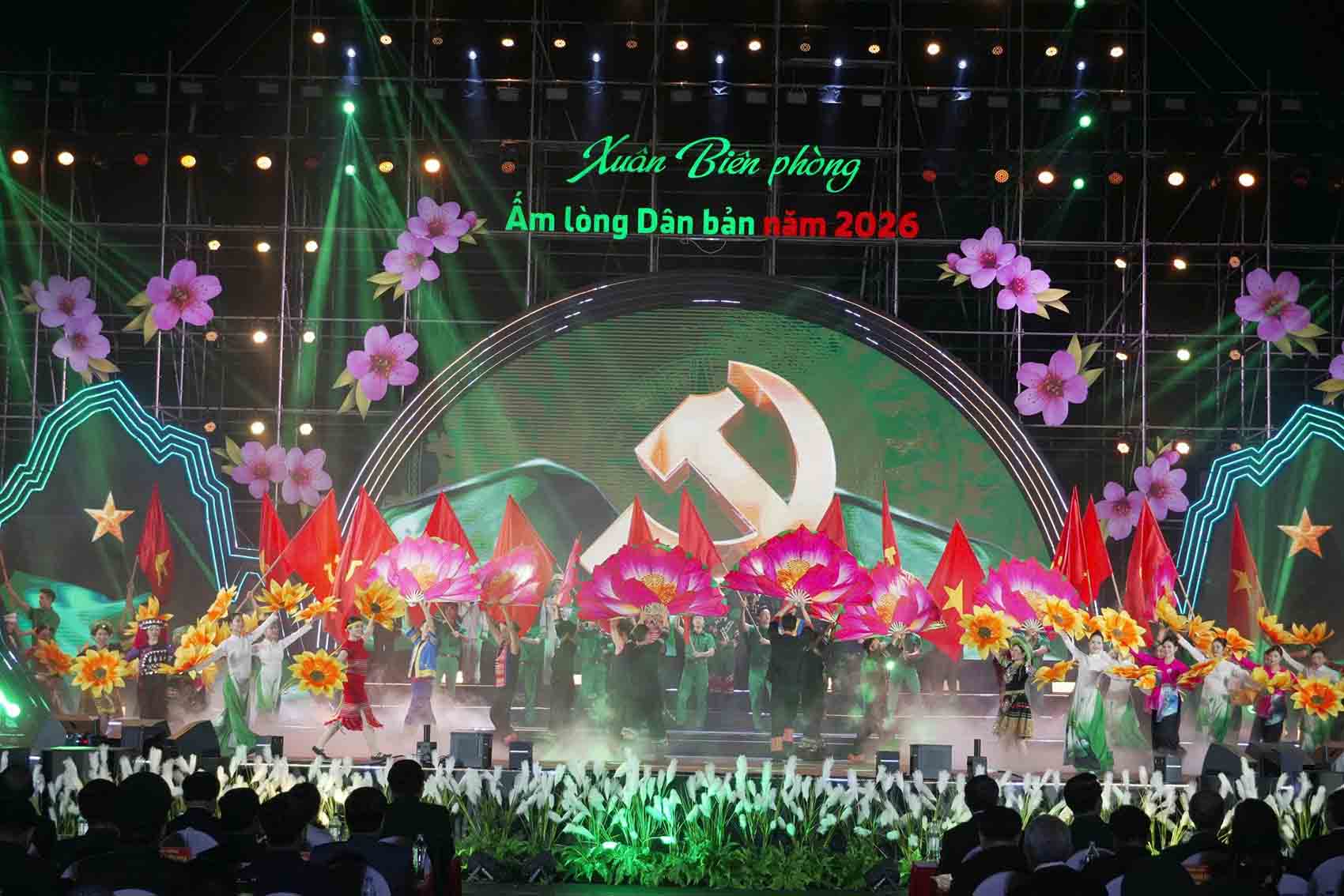 Một tiết mục nghệ thuật tại chương trình. Ảnh: Trần Tuấn.