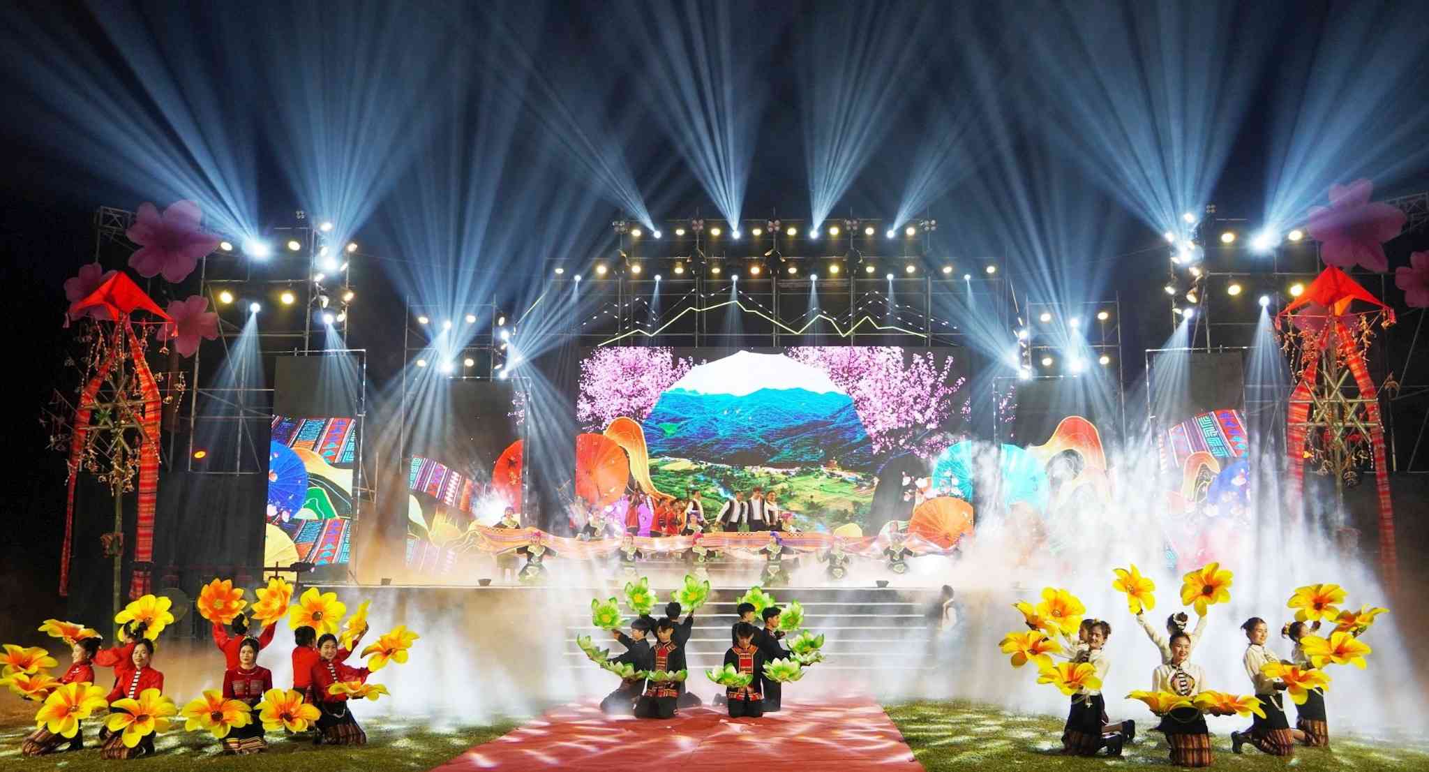 Chương trình nghệ thuật “Miền Tây rạng rỡ mùa Xuân”. Ảnh: Minh Quân