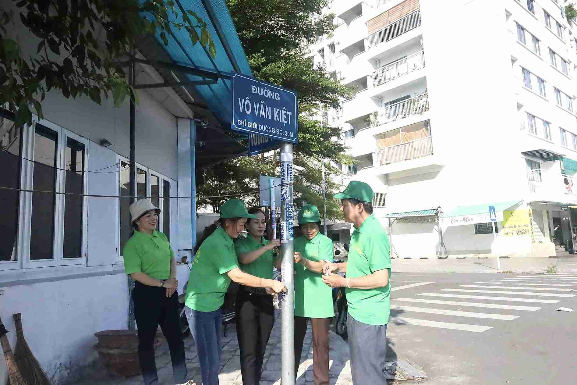 Chính quyền địa phương ra quân tẩy xóa quảng cáo, rao vặt trái phép ở Nha Trang. Ảnh: Minh Khuê
