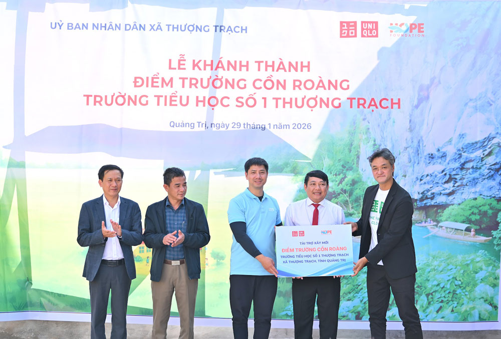 UNIQLOベトナムの秋山直樹社長が、落成式で象徴的なスポンサーシップボードを授与。写真:DN提供