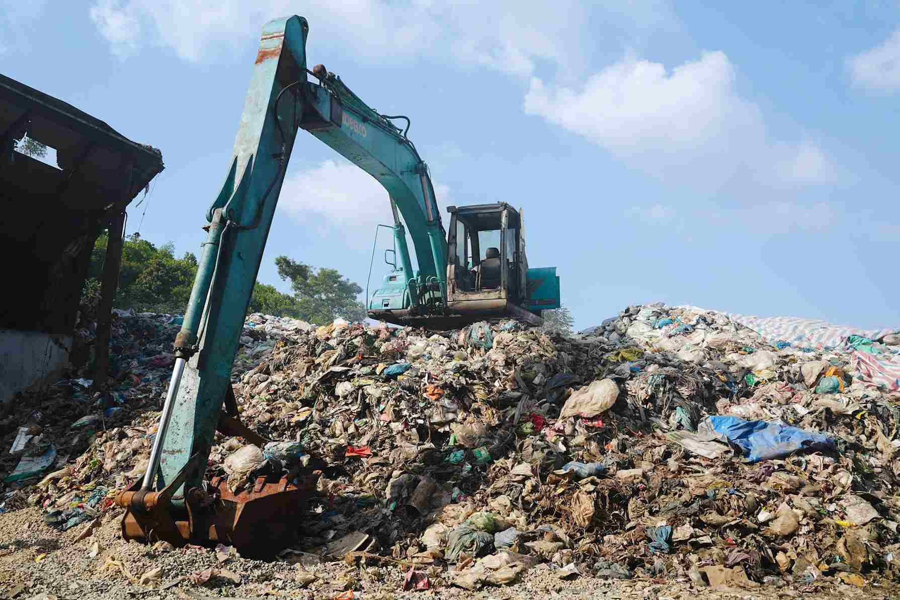 Hoạt động xử lý ra tại Nhà máy xử lý rác Bảo Lộc đã được tăng cường, nhưng vẫn gặp nhiều khó khăn, bất cập. Ảnh: Phúc Khánh