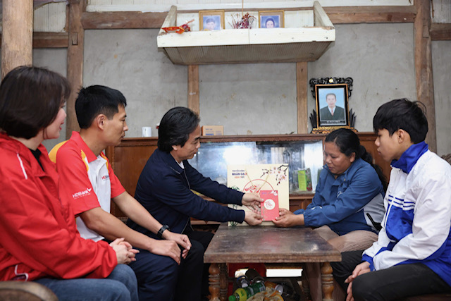 Ban tổ chức tặng quà cho gia đình chị Hà Thị Phận (dân tộc Tày), ở thôn Thượng Quang, xã xã Chiêm Hóa, tỉnh Tuyên Quang. Ảnh: Ban tổ chức