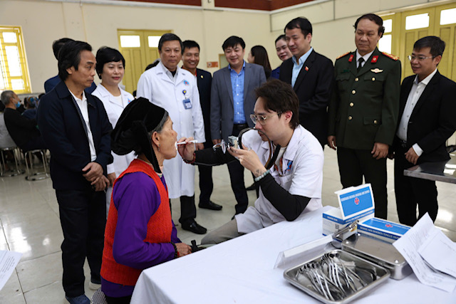 Bác sĩ Bệnh viện Hữu nghị thăm khám miễn phí cho người dân. Ảnh: Ban tổ chức