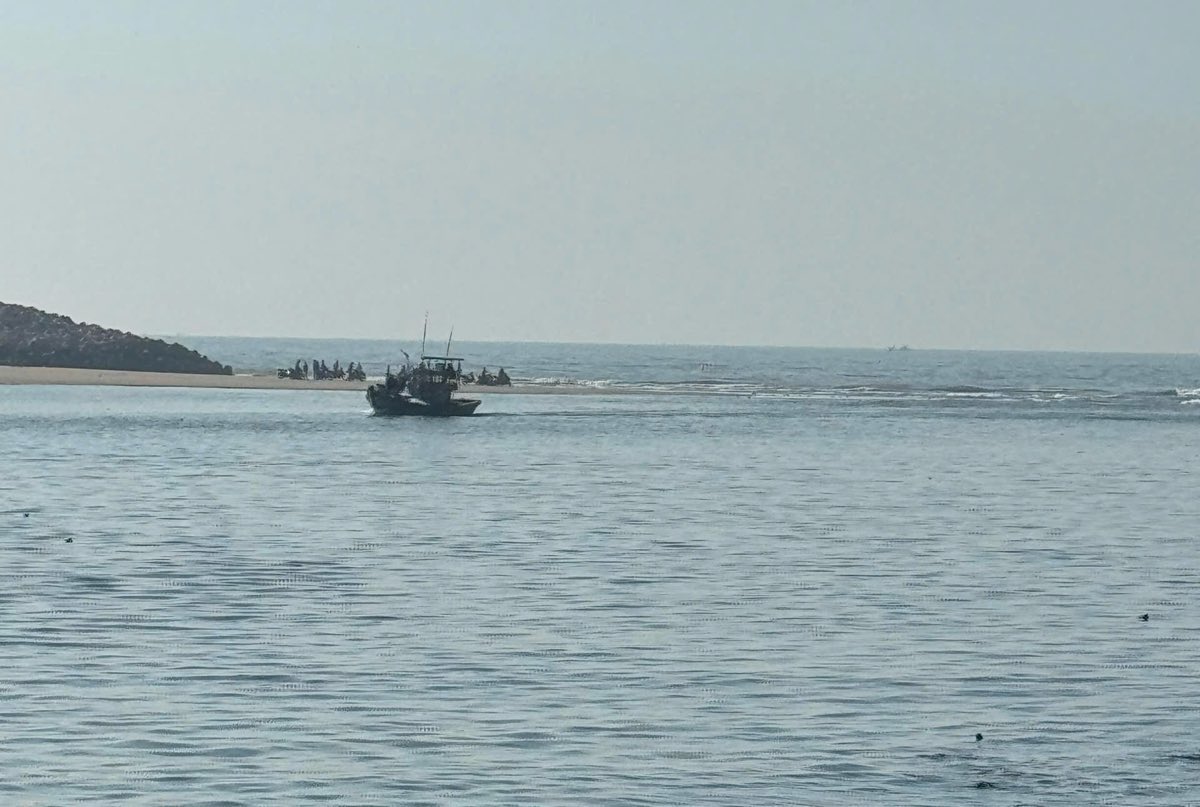 Cửa cảng La Gi - nơi tàu cá bị chìm. Ảnh: Phạm Duy