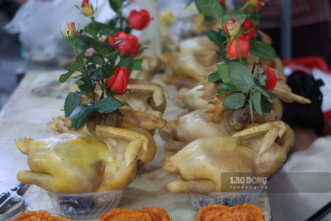 Gà luộc ngậm hoa hồng được rất nhiều người lựa chọn trong dịp này. Ảnh: Dương Anh