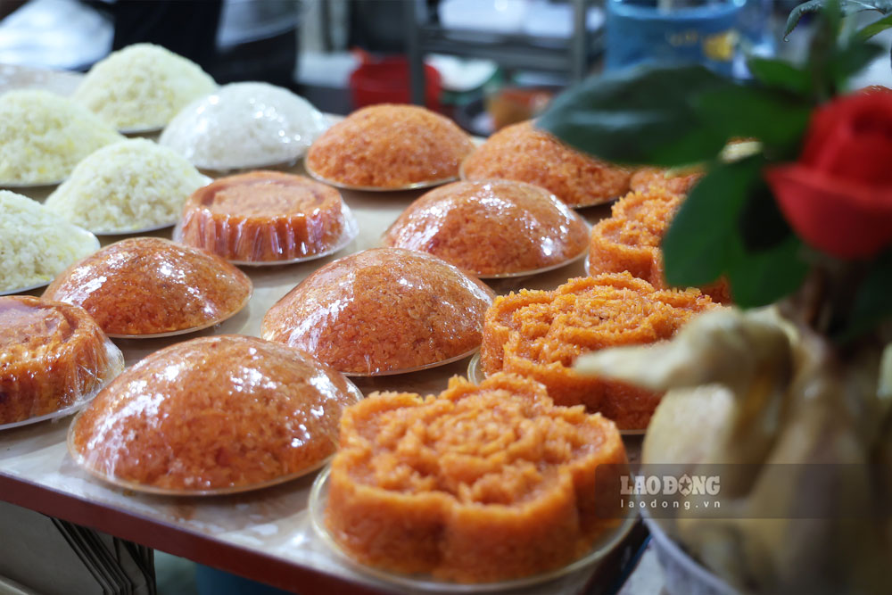 Các món ăn khác như xôi, đồ xào, canh bóng... cũng được nhiều người dân chọn mua cho mâm cúng. Ảnh: Dương Anh