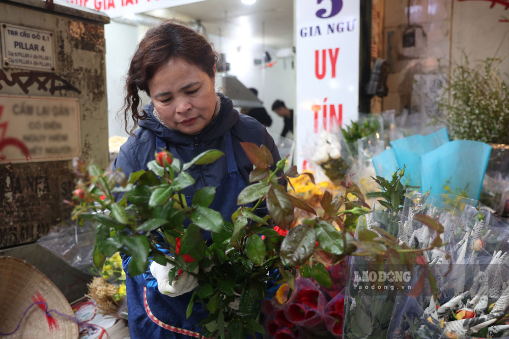 Theo khảo sát của phóng viên, giá hoa tươi cũng giữ được giá ổn định. Ảnh: Dương Anh