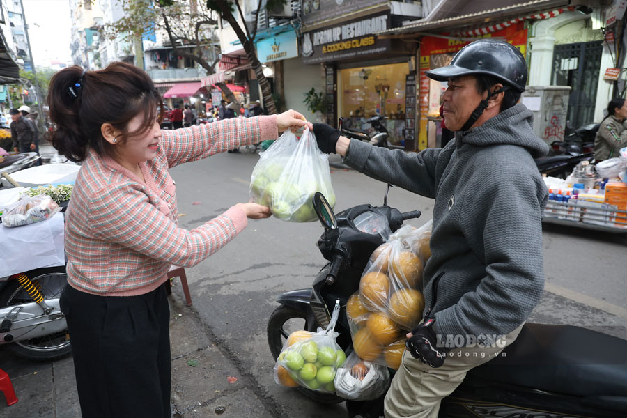 Không khí nhộn nhịp tại chợ Hàng Bè vào ngày rằm tháng Chạp. Nhiều người tranh thủ cuối tuần, đi mua các loại hoa quả chuẩn bị Tết. Ảnh: Dương Anh
