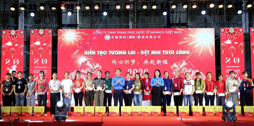 - 2026년 "Tet Sum vay" 프로그램은 어려운 환경에 처한 노동자들에게 46개의 선물을 전달했습니다. 사진: 응에안 노동조합.