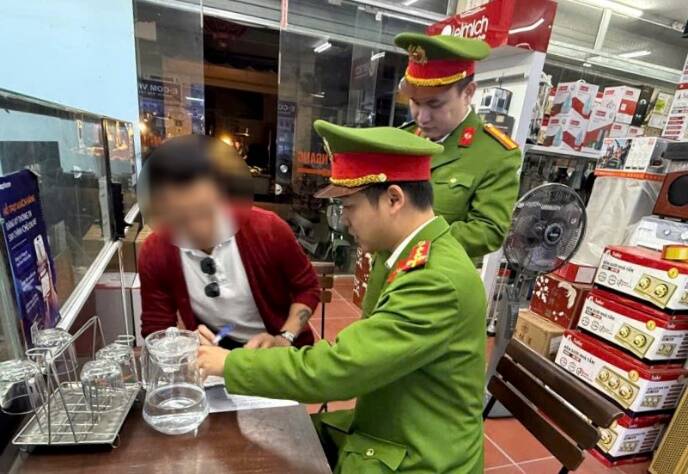 Vi phạm quy định về quản lý, sử dụng pháo sẽ bị xử phạt nặng tại Điều 13 Nghị định số 282/2025/NĐ-CP của Chính phủ. Trong ảnh là Phòng Cảnh sát quản lý hành chính về trật tự xã hội (Công an TP Hà Nội) vừa xử lý một cơ sở kinh doanh pháo hoa trái phép. Ảnh: Bộ Công an