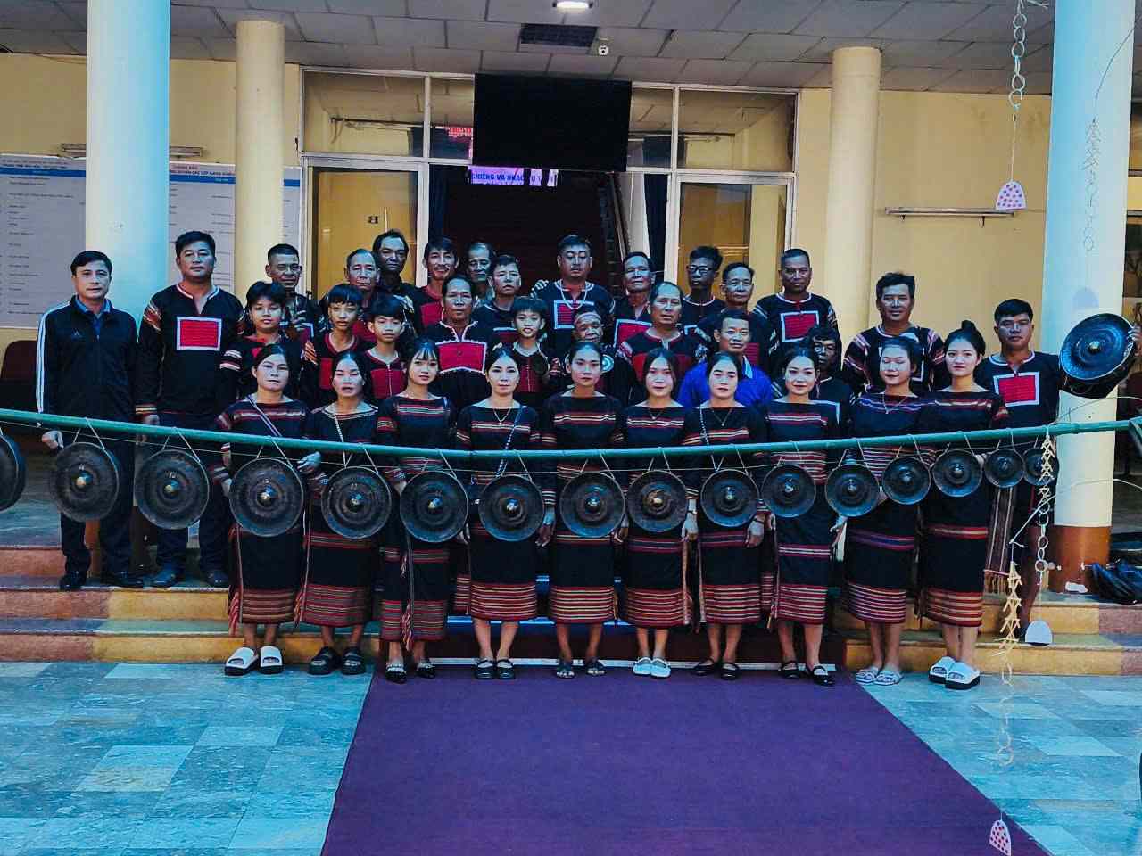 Ông Y Khăm Ta Niê cùng những người uy tín của địa phương tuyên truyền cho thế hệ trẻ về việc gìn giữ nét văn hóa bản địa. Ảnh. Ảnh: Tôn Thất.