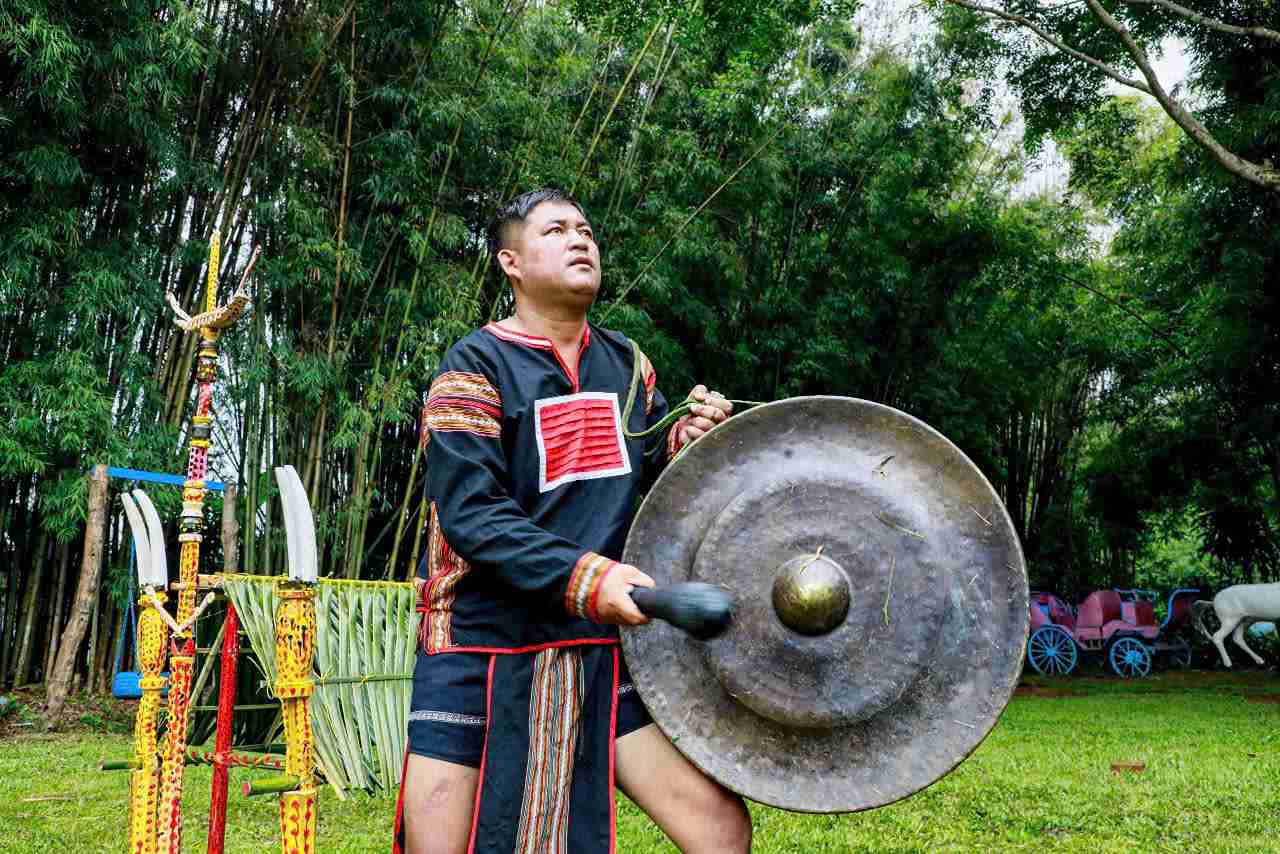 Mr. Y Kham Ta Nie - Secretary of the Party cell under the Ea Sup Commune Party Committee was honored nationwide. Photo: Ton That