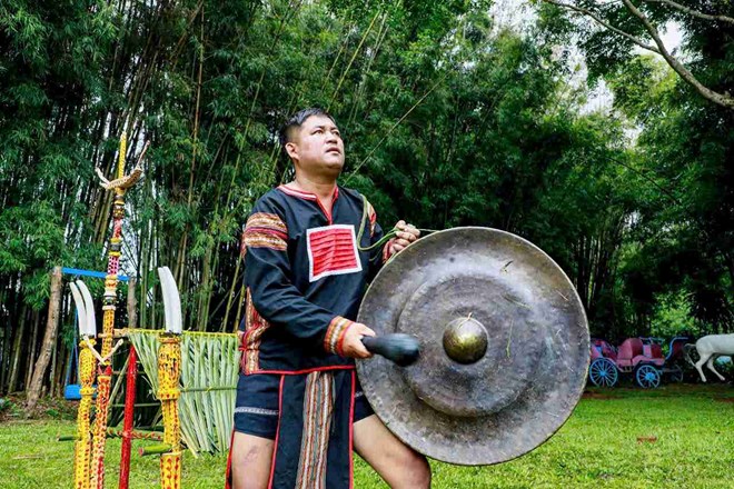 Bí thư chi bộ “đi từng ngõ, gõ từng nhà” để giúp dân đổi đời