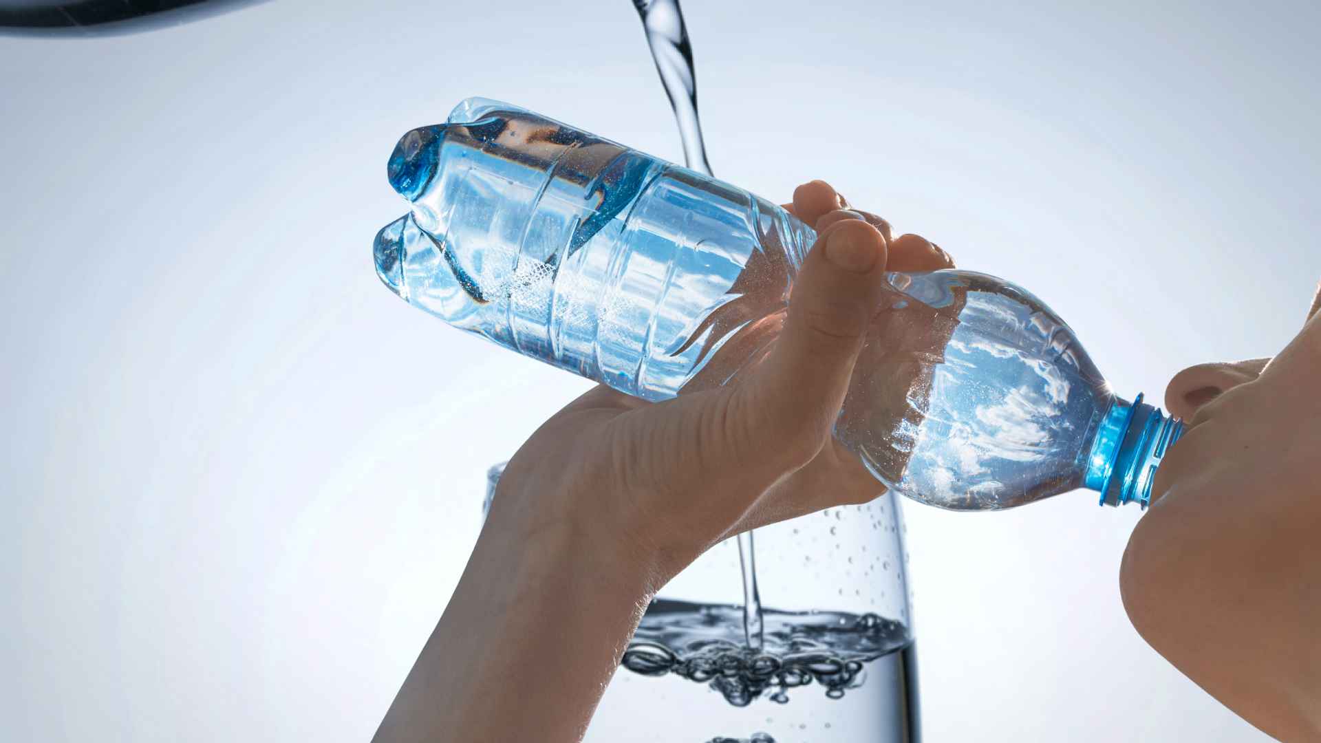 Beber suficiente agua, en el momento adecuado antes de acostarse, ayuda a que el hígado y los riñones funcionen eficazmente. Foto gráfica: Hương Sơn