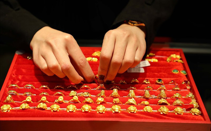 World gold prices are facing a lot of pressure. Photo: Phan Anh