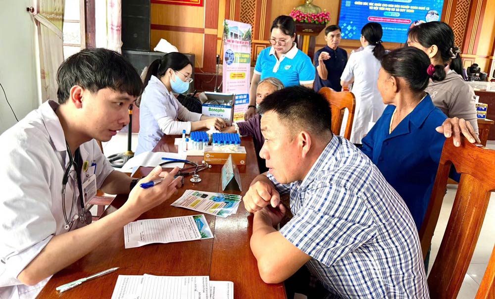 Nam Phuoc Commune Trade Union, Da Nang organizes medical examinations and health care consultations for more than 200 union members. Photo: Da Nang Trade Union.