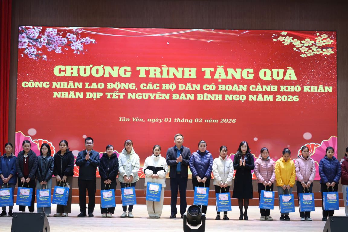 Ông Ngô Văn Cương – Phó Bí thư Đảng ủy MTTQ, các đoàn thể Trung ương trao quà tới đoàn viên, công nhân lao động. Ảnh: Quyết Chiến