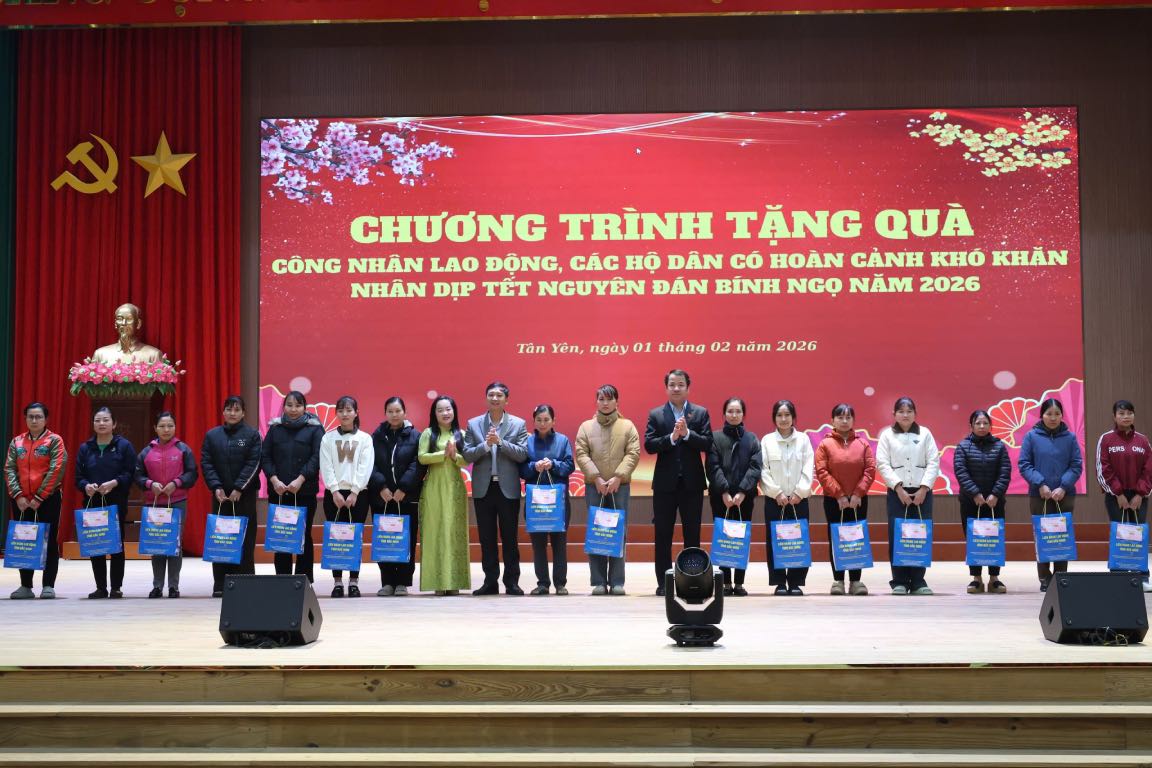 Ông Ngô Văn Cương – Phó Bí thư Đảng ủy MTTQ, các đoàn thể Trung ương tặng quà tới đoàn viên, công nhân lao động. Ảnh: Quyết Chiến