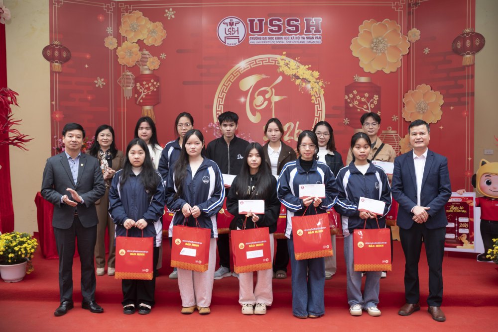 Giving Tet gifts to students in difficult circumstances who have risen up in their studies. Photo: USSH College