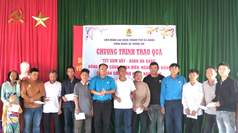 Le syndicat de la commune de Thang An, Da Nang, remet des cadeaux du Têt aux membres du syndicat et aux travailleurs en difficulté. Photo: Syndicat de Thang An.