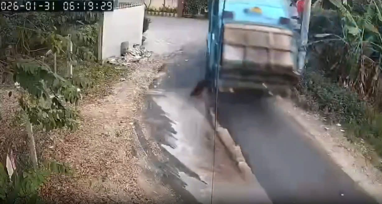 Xe rác xả nước thải ra đường gây mùi hôi thối. Ảnh cắt từ video bạn đọc cung cấp