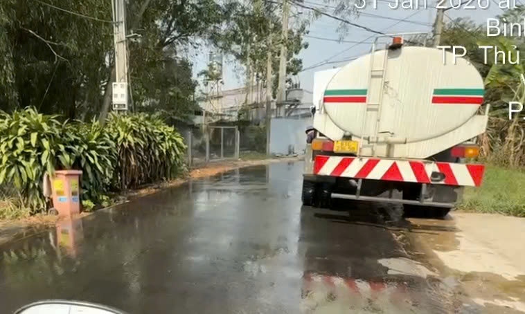 UBND phường đã huy động xe bồn xịt rửa. Ảnh: UBND phường Phú An cung cấp