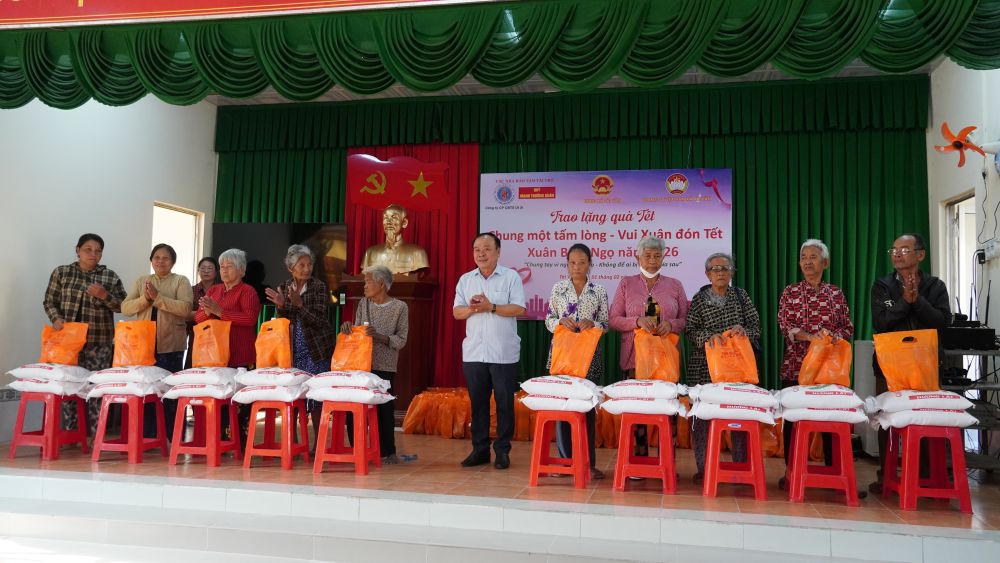 Lãnh đạo Đảng ủy xã Tài Văn (TP Cần Thơ) trao tặng quà cho người dân là hộ nghèo, cận nghèo, hộ có hoàn cảnh khó khăn trên địa bàn. Ảnh: Phương Anh