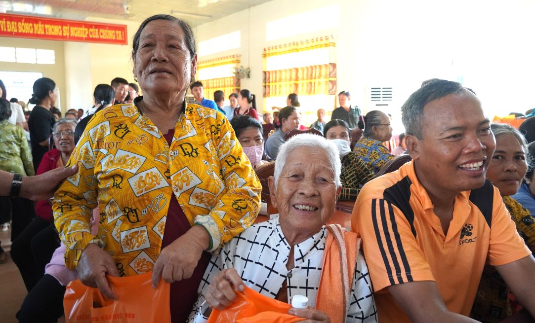 Niềm vui của người dân xã Tài Văn (TP Cần Thơ) khi được trao quà Tết, góp phần đón năm mới ấm áp. Ảnh: Phương Anh
