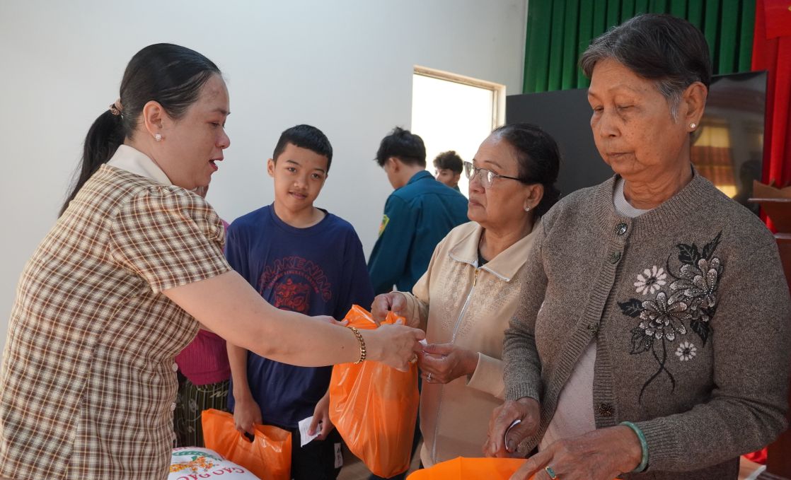 Lãnh đạo Ủy ban MTTQ Việt Nam xã Tài Văn (TP Cần Thơ) trao quà cho người dân. Ảnh: Phương Anh