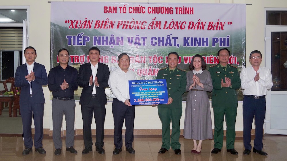 Chairman of Hanoi People's Committee presents 1.5 billion VND in support for repairing houses for people in Quang Tri. Photo: Quang Tri Border Guard
