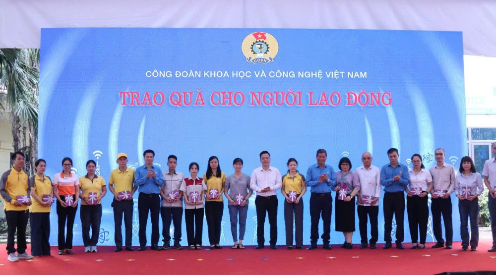 Not only caring for workers, in 2025, the Vietnam Union of Science and Technology also created conditions for 21,121 female workers to receive professional and nghiệp vụ training. Photo: Quynh Chi