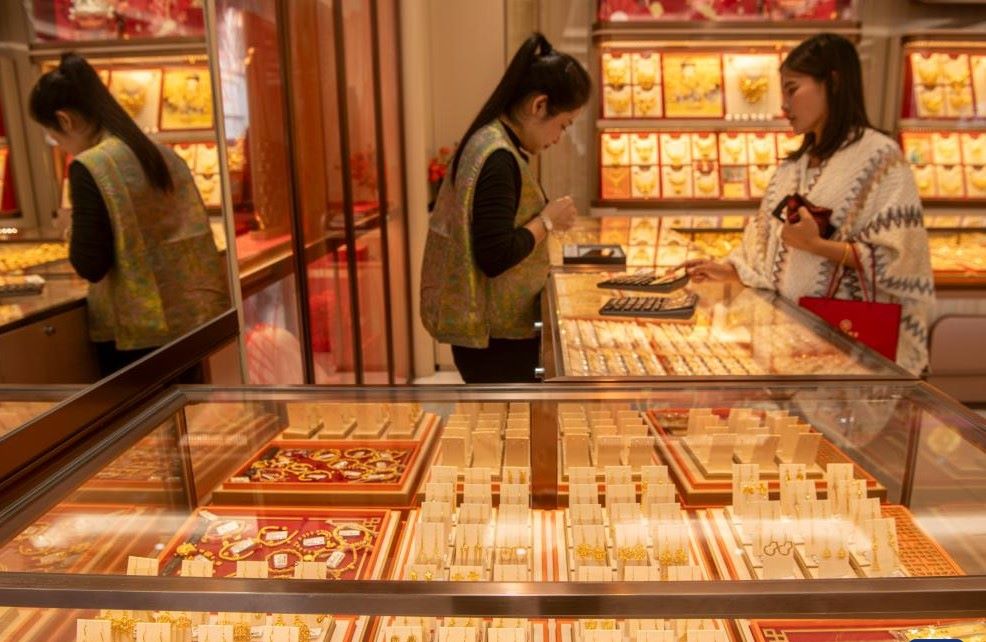 Buying gold in Hainan, China on January 29, 2026 amidst strong gold price fluctuations. Photo: Xinhua