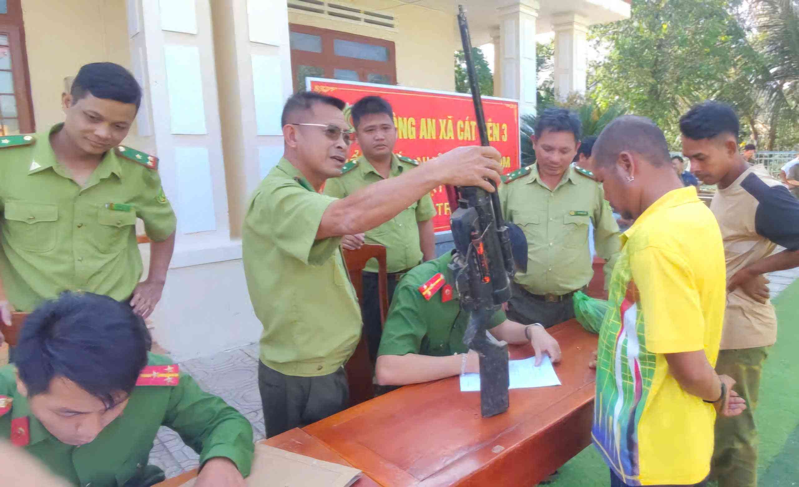 武器と支援ツールの回収と引き渡しは、コミュニティ全体の責任です。写真:フック・カイン