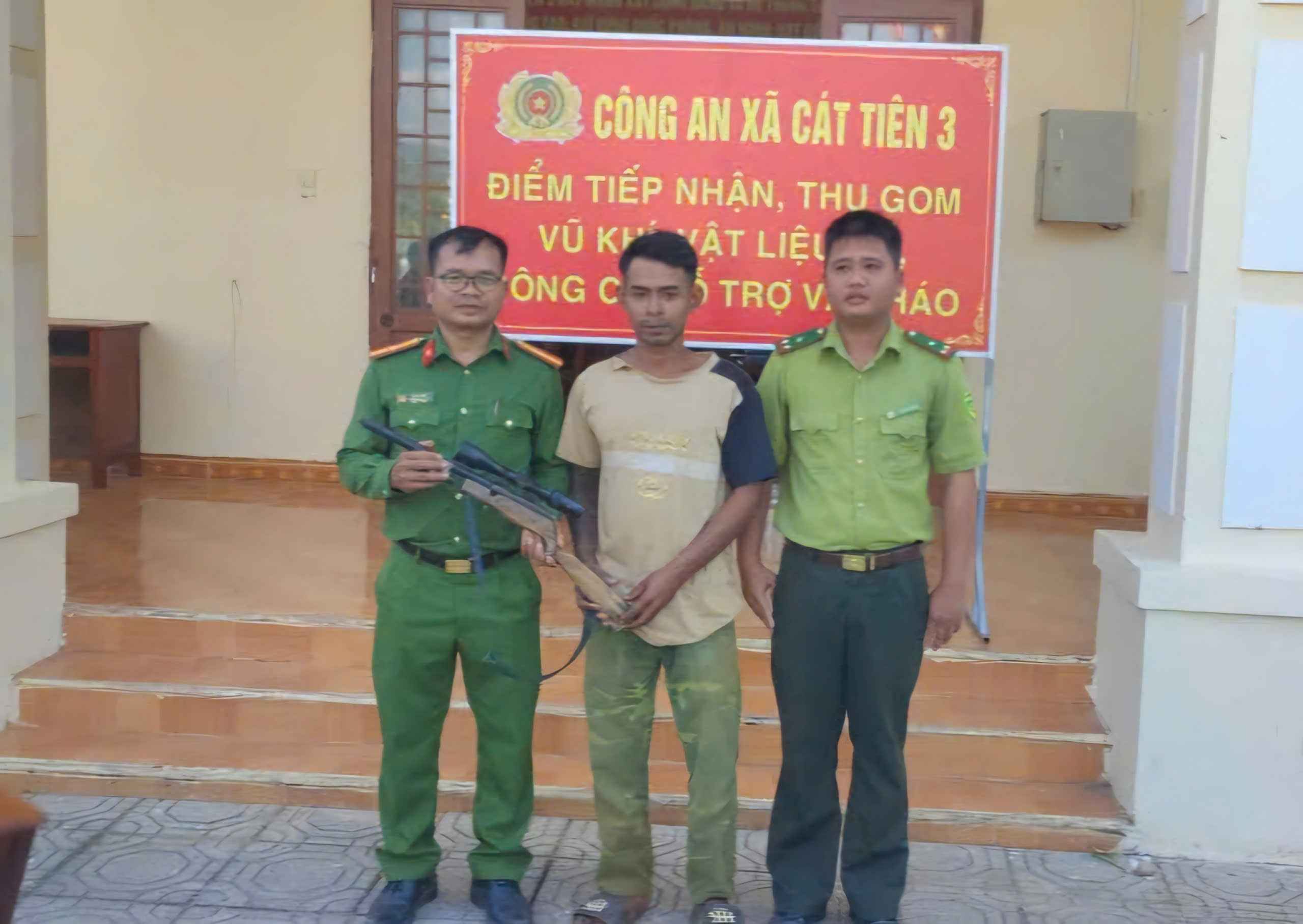 Người dân xã Cát Tiên 3 (Lâm Đồng) tự nguyện giao nộp súng tự chế. Ảnh: Phúc Khánh