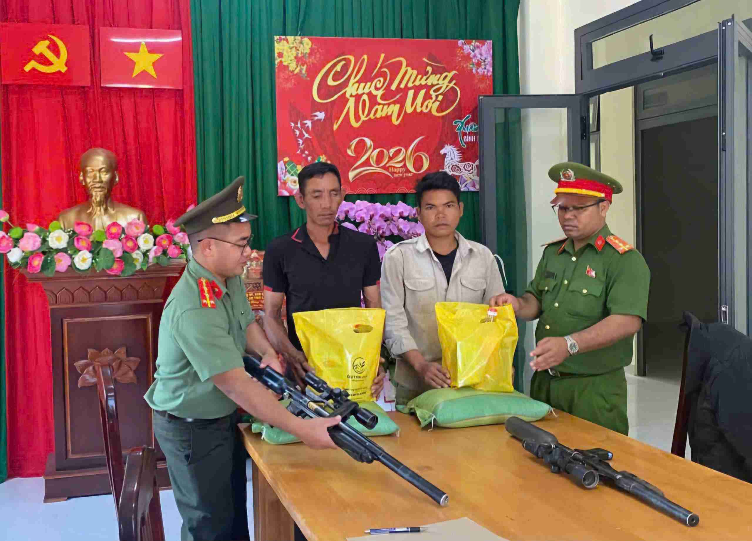 Người dân xã Bảo Lâm 5 đổi vũ khí lấy quà từ lực lượng công an xã. Ảnh: Phúc Khánh