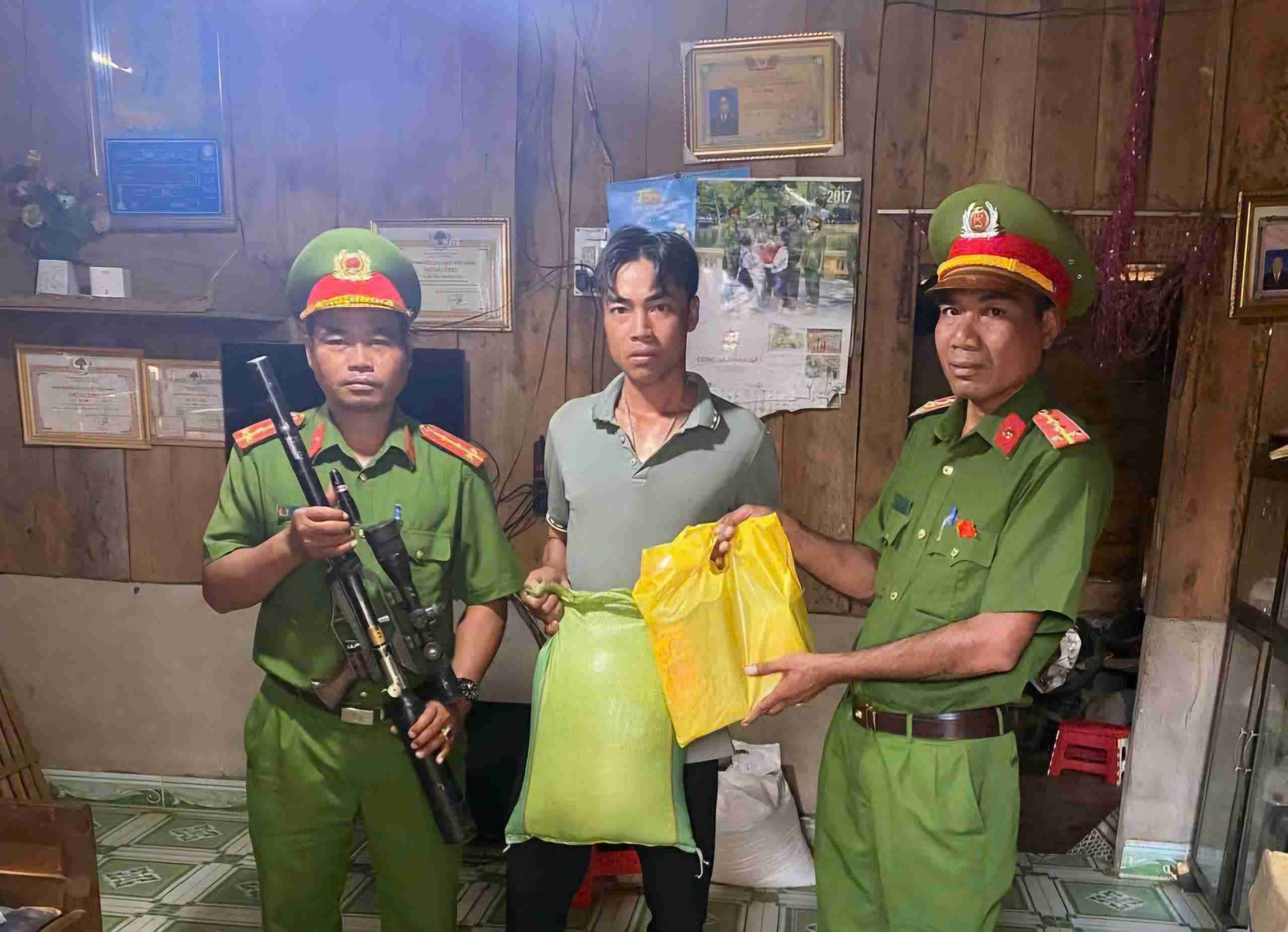 Công an xã Bảo Lâm 5 đến tận nhà người dân triển khai mô hình đổi quà lấy vũ khí. Ảnh: Phúc Khánh