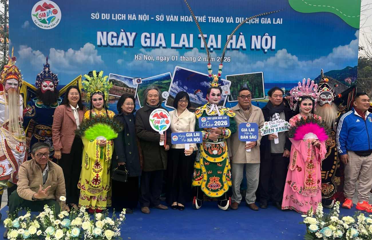 Các đại diện, lãnh đạo địa phương chụp ảnh lưu niệm tại sự kiện. Ảnh: Chí Long