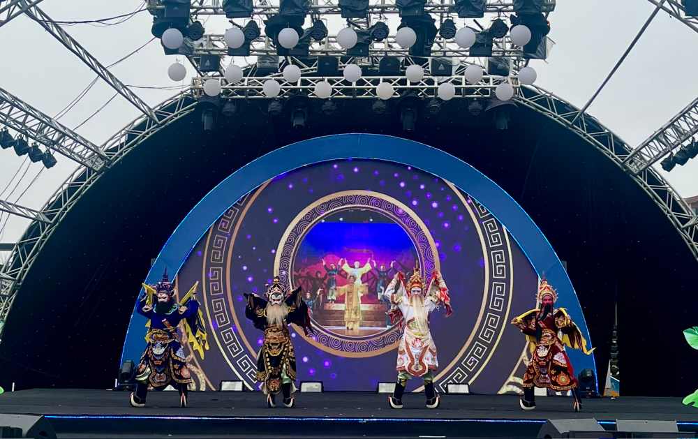 Trình diễn hát bội truyền thống tại sân khấu sự kiện. Ảnh: Chí Long