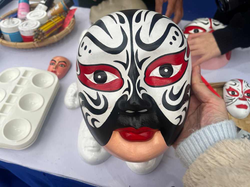 Mỗi chiếc mặt nạ được làm thủ công, kể câu chuyện về các nhân vật khác nhau. Ảnh: Chí Long