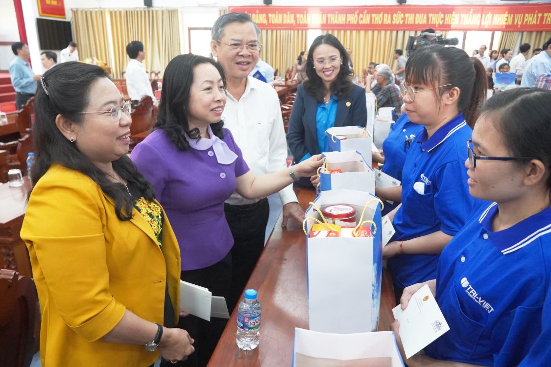 Phó Chủ tịch Thường trực Tổng Liên đoàn lao động Việt Nam Thái Thu Xương (áo tím) cùng lãnh đạo TP Cần Thơ tặng quà công nhân lao động. Ảnh: Tạ Quang