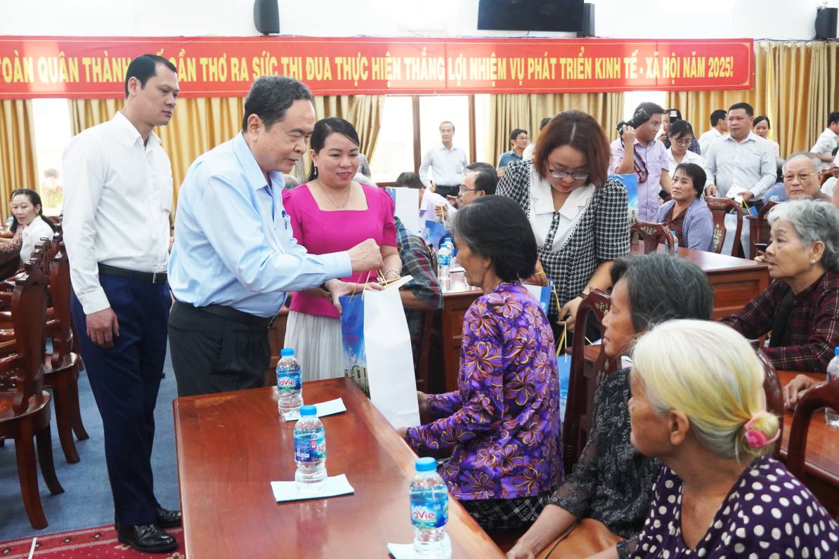 Chủ tịch Quốc hội Trần Thanh Mẫn tặng quà Tết cho cán bộ hưu trí qua các thời kỳ, gia đình chính sách và công nhân lao động. Ảnh: Tạ Quang