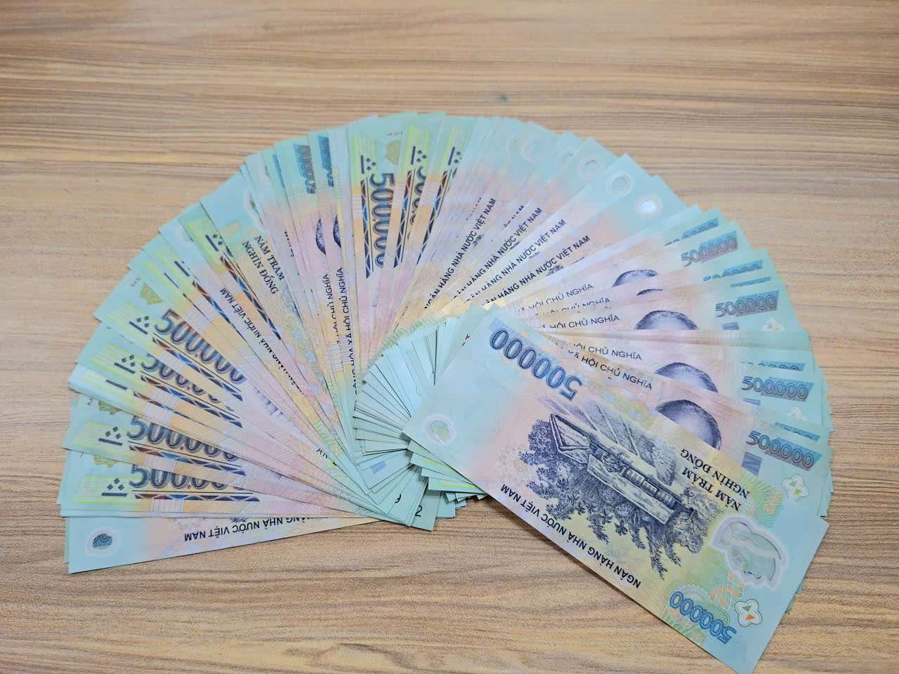 The 13-month savings interest rate is currently listed at the highest level of 9%/year. Photo: Thach Lam