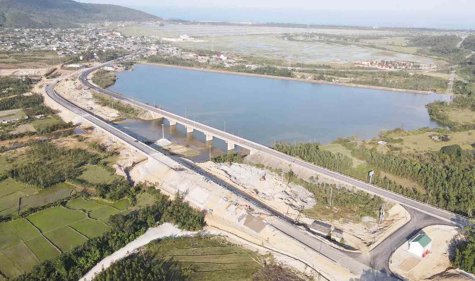 Đoạn đường dẫn vào cầu phía bắc hầm Đèo Ngang cũng sắp hoàn thành. Ảnh: Trần Tuấn.