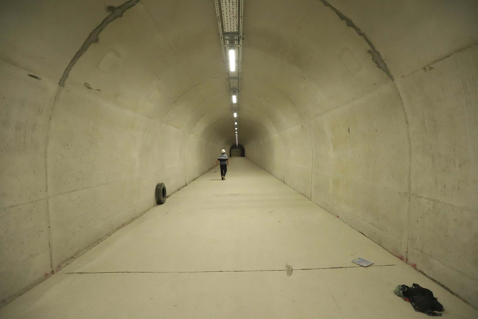 Ống hầm rộng 5 m kết nối giữa hầm Đèo Ngang cũ với hầm Đèo Ngang mới giúp thoát hiểm, cứu hộ, cứu nạn khi xảy ra sự cố. Ảnh: Trần Tuấn.