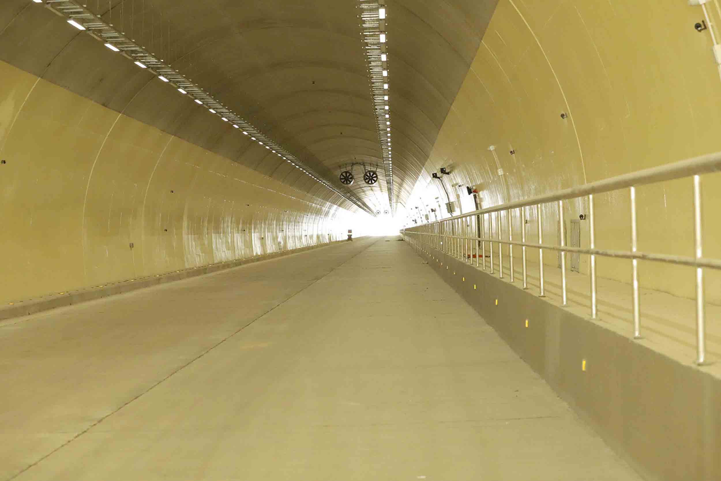 Bên trong hầm Đèo Ngang mới sắp đưa vào khai thác. Ảnh: Trần Tuấn.