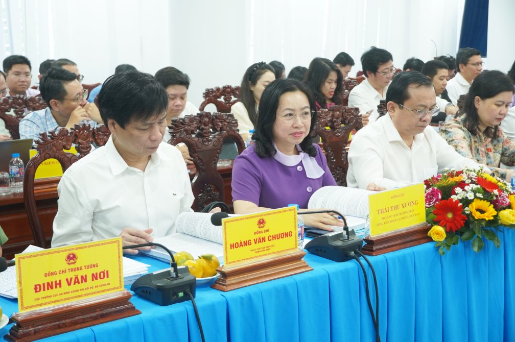 Tham dự cùng đoàn có Phó Chủ tịch Thường trực Tổng Liên đoàn lao động Việt Nam Thái Thu Xương. Ảnh: Tạ Quang